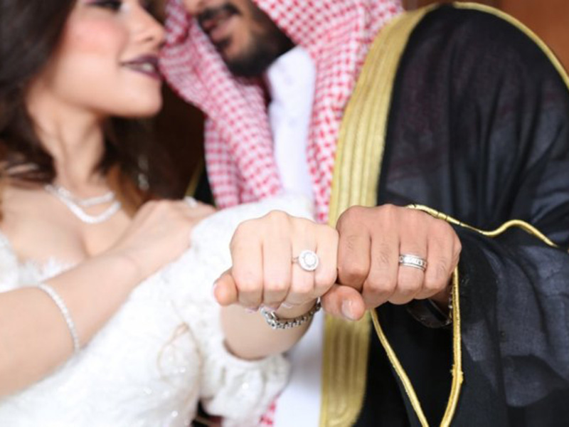 اضغط لمشاهدة الفيديو: عريس سعودي يفاجئ والدته بهدية من الذهب